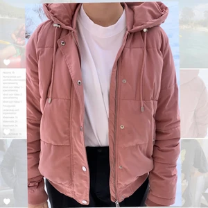 ROSA PUFFJACKA MED LUVA, LINDEX - Rosa varm, skön och mysig puffjacka från Lindex! Jackan är i gott skick. Alla dragkedjor fungerar utmärkt fortfarande. Priset är exklusive frakt, köparen betalar frakten🦄