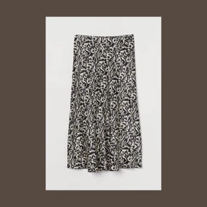 Kjol - Kjol från H&M i silkes/satin material! Helt oanvänd i storlek S. Nypris 249kr. Vårt pris 90kr + frakt 🚚💕