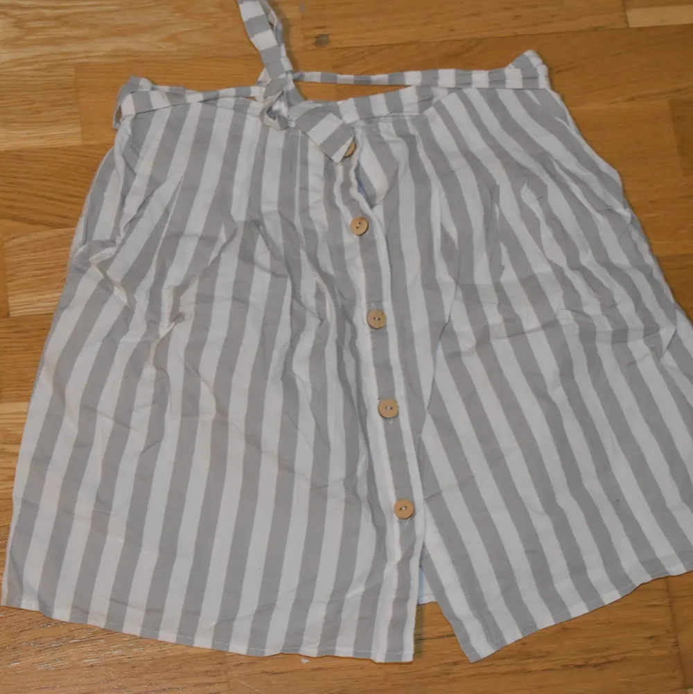 Grey and white skirt for the summer. Size s/m . Kjolar.