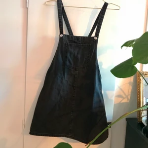 Hängsel-klänning - Köpt secondhand, ”urtvättat” svart jeanstyg! Storlek S! Kan skicka mått om du är intresserad! Spårbar frakt 66kr 💖🌟