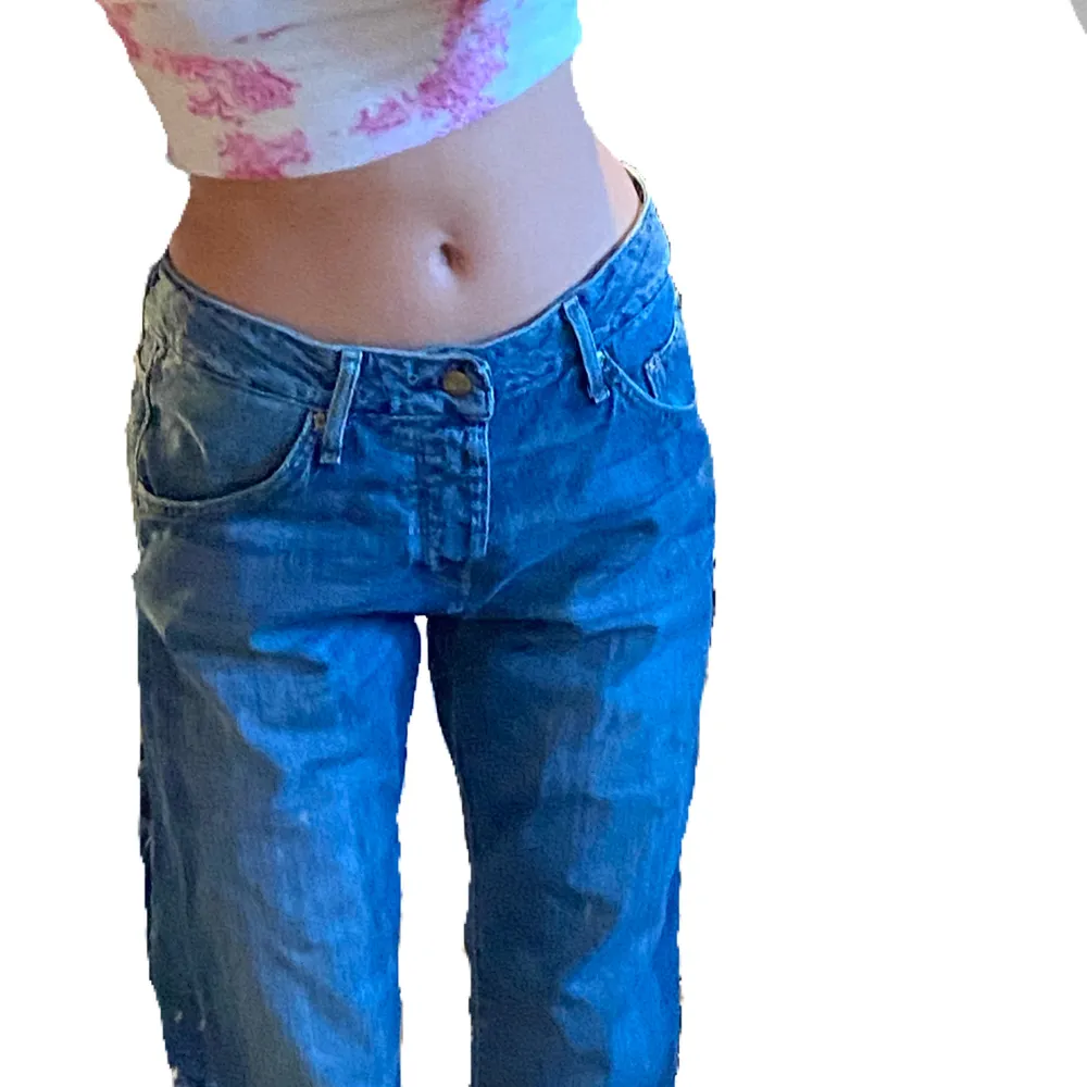 Jeans i en jättefin rak modell köpta på secondhand, Lee strl w29 L31. Skriv för fler bilder eller frågor . Jeans & Byxor.