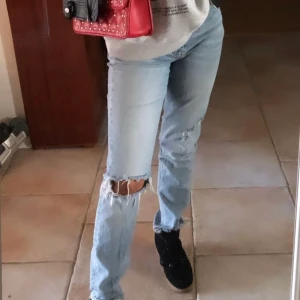 Jeans  - Hör har vi ett väl använda byxor. Dom är skitsnyga men just nu kommer dom ej till användning! Dom är i bra skick! Frakt ingår.❣️