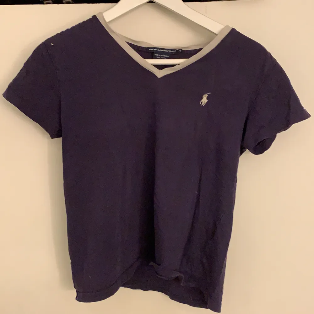 En mörkblå t-shirt från Ralph Lauren i strl S. Litet hål på axeln kragen.. T-shirts.