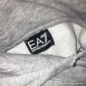 Äkta Emporio Armani hoodie EA7 - strl s dam, köpt på jd sports i stockholm använd cirka 10 gånger nypris 1800kr säljes pågrund av att de inte är min stil längre ( tar bara swish ) priset är diskuterbart vid snabb affär!