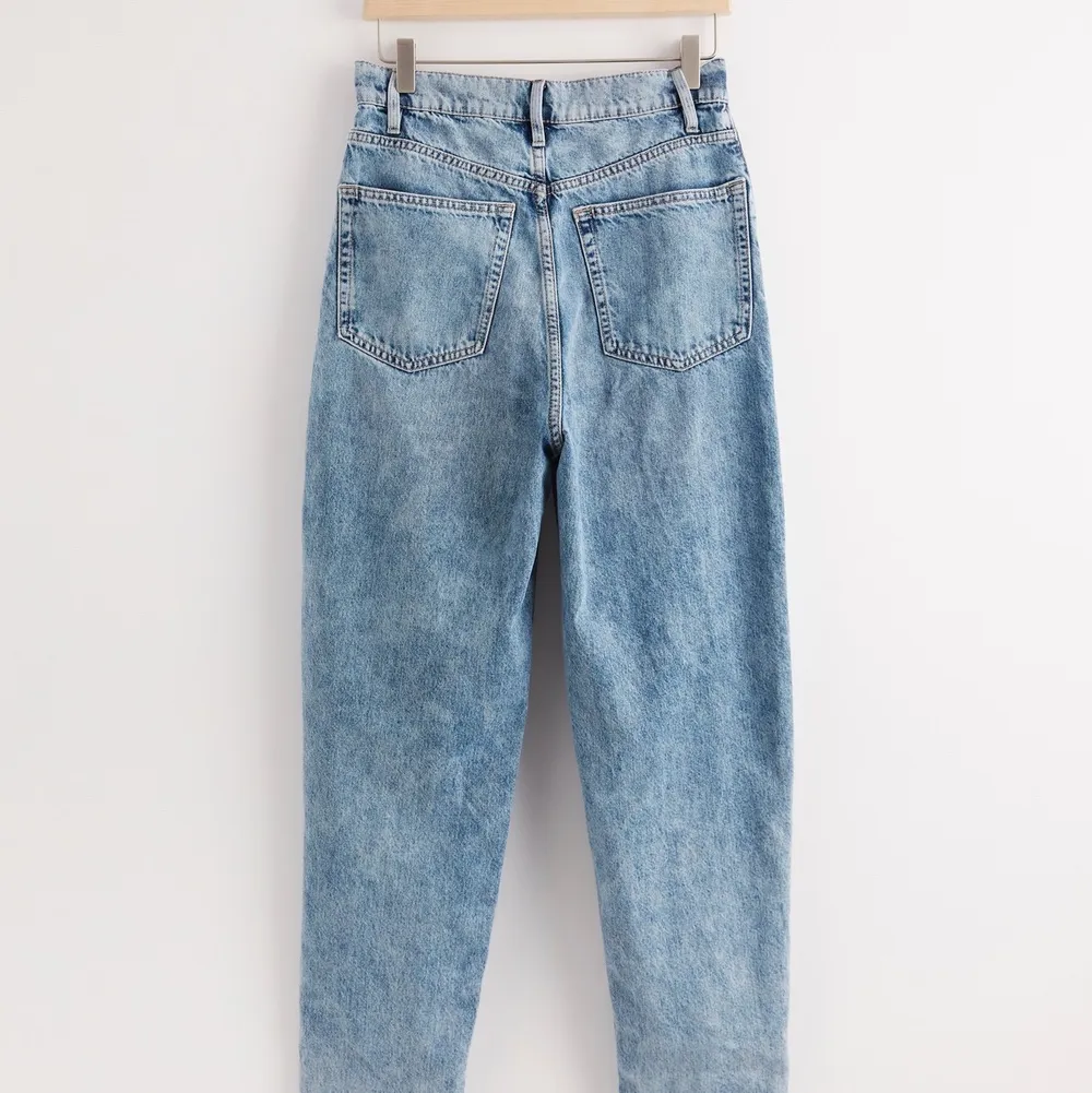 Fina jeans från Lindex strl 164, bara testade på ,sitter snyggt. Skicka PM eller buda i kommentarerna!💛💛. Jeans & Byxor.