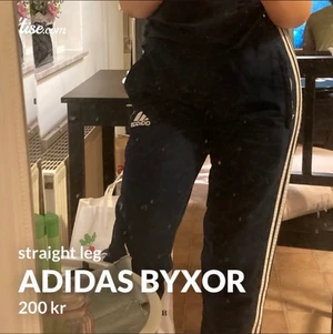 Adidas - De är i storlek XS. Byxorna passar både till kille och tjej. Vill ha 200kr för dem.  📦 Köparen står för frakten. 🤎Annars finns dem att hämta i Växjö. Bilderna är tagna från mitt Tise konto vill ni ha mer bilder så hör gärna av er.  