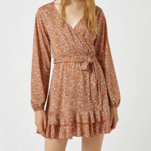 Blommig röd klänning (långärmad) volang - Mönstrad miniklänning med volang nedtill, otroligt fin och perfekt till sommaren!! Köpte den på pull&bear ny pris 300kr. Aldrig använd (helt ny). Frakt inkluderat🥰💓