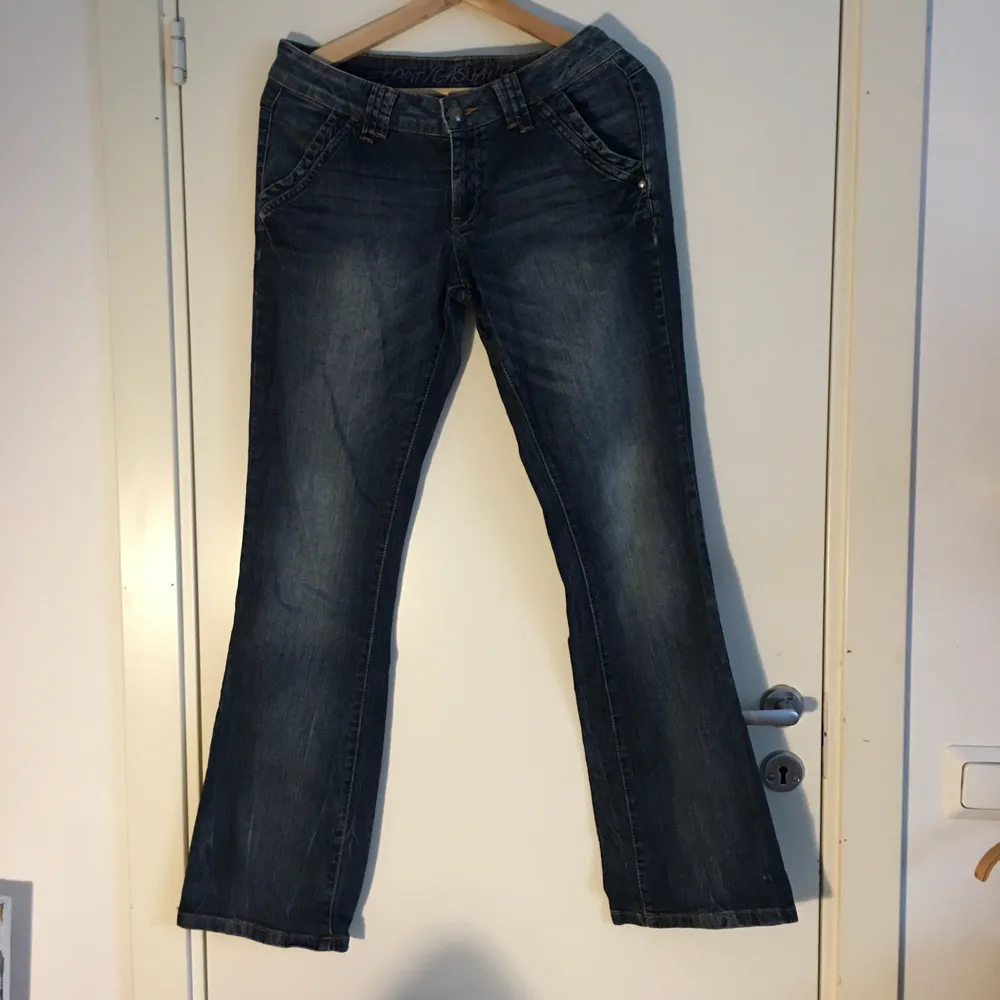 Mörkblåa jeans med Y2k känsla. Lågmidjade i storlek S. Nyskick, inte använda. Lite fadade så dem har en väldigt retro känsla. Köparen står för frakten. Buda gärna i kommentarerna. 😌✨ (Skorna finns också att köpa) . Jeans & Byxor.