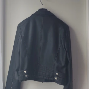 Livelo skinnjacka storlek 42 - Skinnjacka från livelo aldrig använd, bra skick ( som ny) ❤️ säljer för 200 plus frakten 