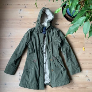 Militär jacka  - Superfin jacka i en fin grön jordnyans! Fodrad med mjuk insida i bra skick. Perfekt övergång vinter-vår! Använd ett fåtal gångar pga lite liten (pris exl frakt) 