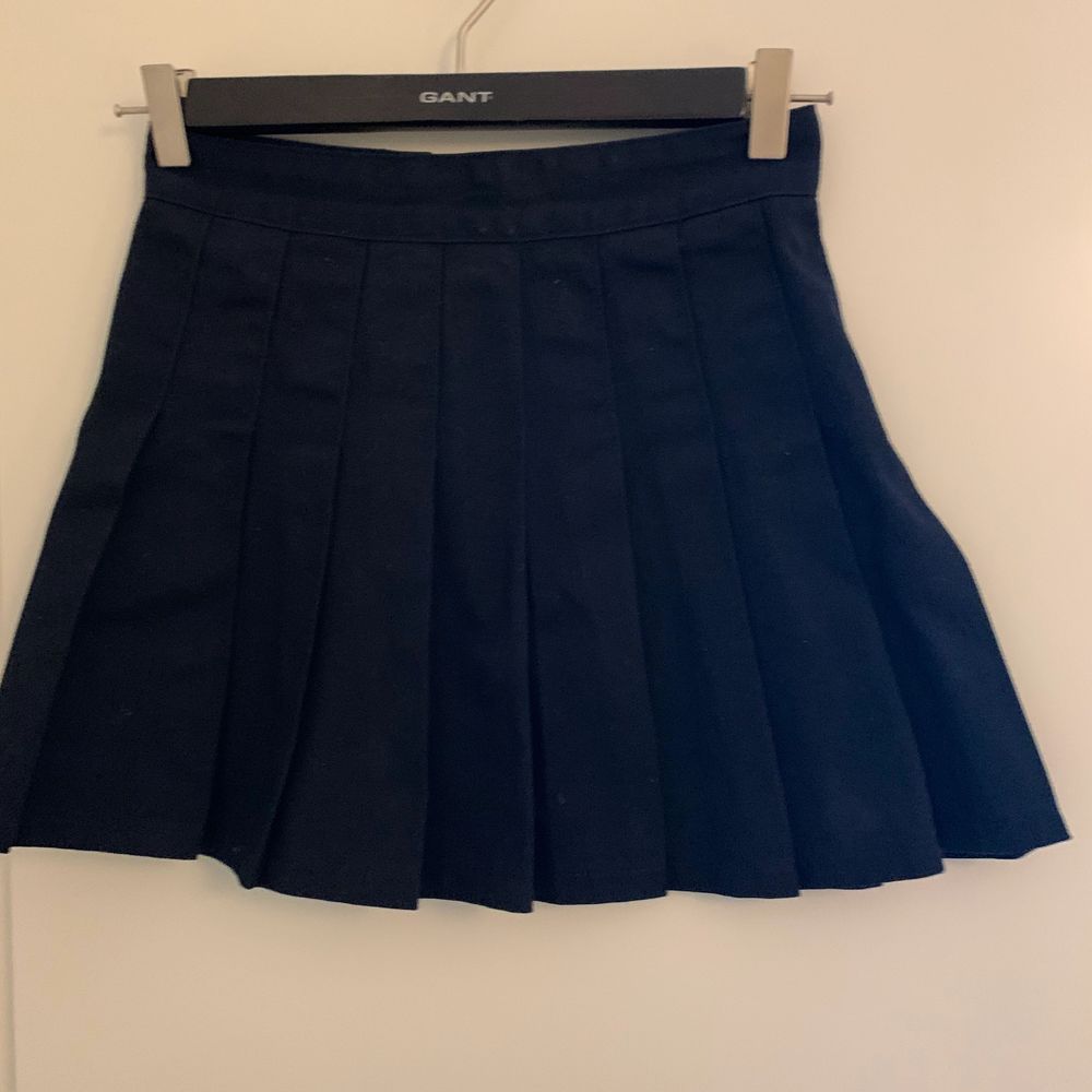 SÅLD! En marinblå superfin tenniskjol i storlek S, köpt på Brandy Melville’s EU-hemsida 🇪🇺💓 I jättebra skick, endast använd 2-3 gånger eftersom den är lite för kort för mig som är 174cm 💞🤍 Skriv privat ifall ni vill ha fler bilder! Buda i kommentarerna från 100kr 💘 KÖP DIREKT FÖR 300 inkl. frakt 💓. Kjolar.