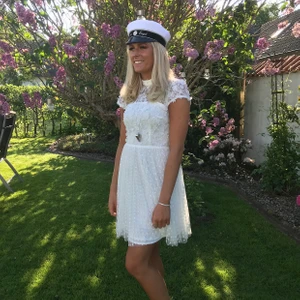 Ida Sjöstedt  - Intressekoll på min Ida Sjöstedt x nakd. Limited edition så den finns inte att köpa längre. Jättefina detaljer! Perfekt studentklänning. Har rosa fläckar i armhålorna efter deodorant. Syns inte alls när klänningen är på eftersom det är spets. Storlek xs. Nypris 2000kr.🥰Köp nu för 2500 så är det din! 