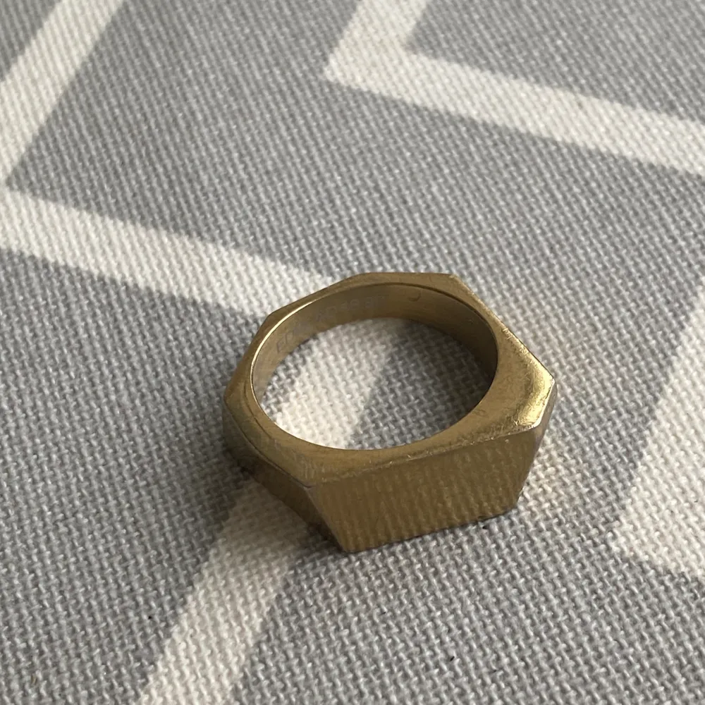 Säljer min guldiga ring från Edblad! Funkar på mig som har hyfsat små fingrar men ställ gärna frågor om jag ska förklara mer om storleken! 💕. Accessoarer.