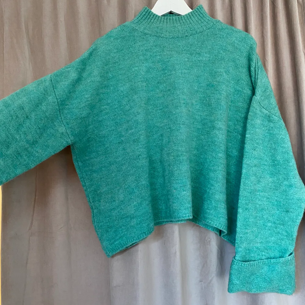 Superfin stickad tröja i en jättefin grön/blå nyans. Endast använd fåtal gånger så i superfint skick. Sitter väldigt snyggt, lite croppad. Storlek S. Tröjor & Koftor.
