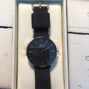 Daniel Wellington klocka  - Säljer en otroligt fin klocka från Daniel Wellington. Oanvänd! 🥰💗😊🥰🥰  