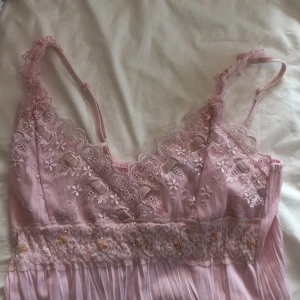 Y2k linne - As fint linne men har aldrig kommit till användning❤️ passar bra på mig med strlk S. Frakten är 44kr. Fråga gärna om ni undrar något