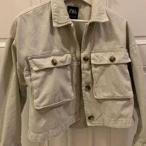 Zara jacka - Fin sommarjacka från Zara, använd ett fåtal gånger. Minns inte nypris så säljer för 150 kronor! 