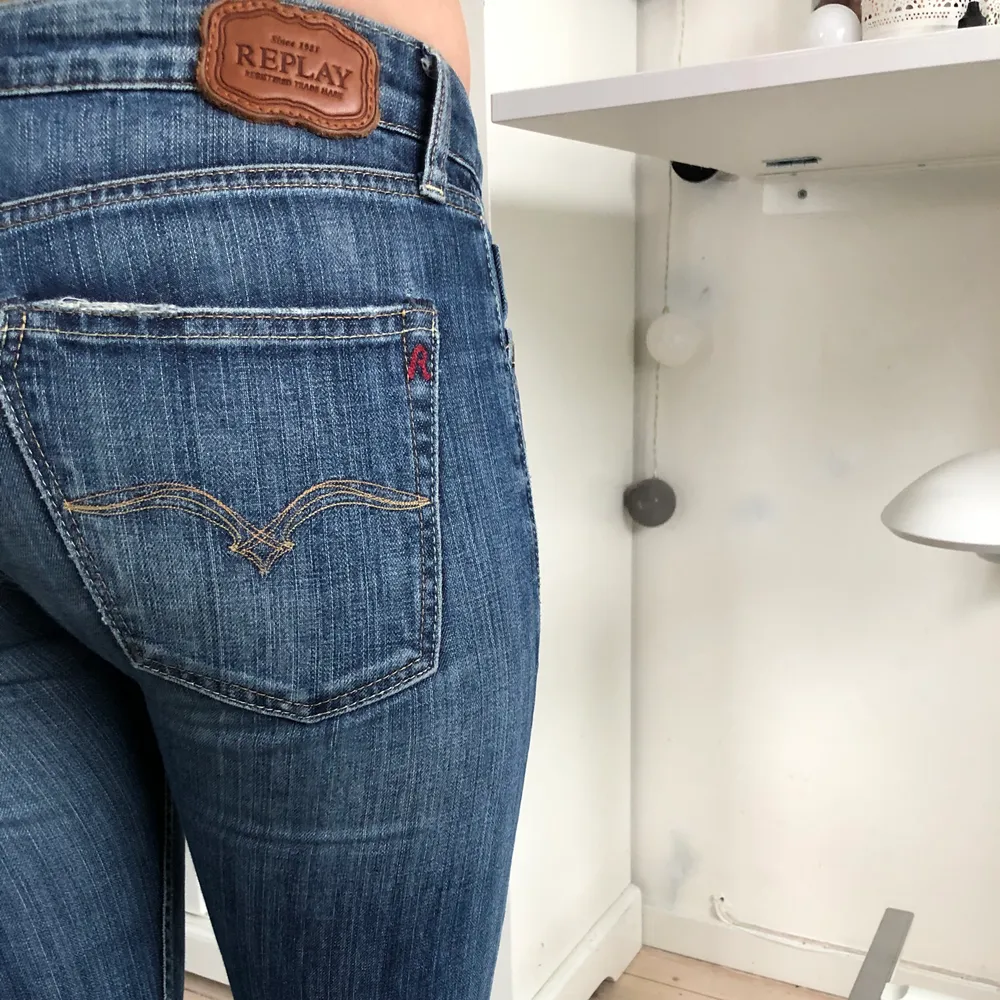 Säljer dessa snygga replay jeans som är lågmidjade! Sitter jätte fint på kroppen! (Säljer liknande med pärlor på fickorna)💕. Jeans & Byxor.