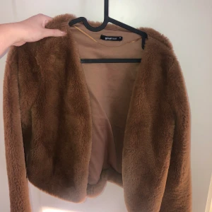 Lurvig jacka  - En lurvig (sååå mysig!!!) jacka från ginatricot. Storlek XS men passar en S också. 