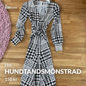 Hundtandsmönstrad klänning - Frakt:79kr
