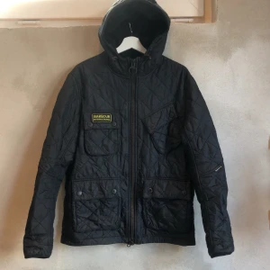 Barbour International Jacka - Använt men bra skick, storlek L herr jacka, lurvig skön luva 