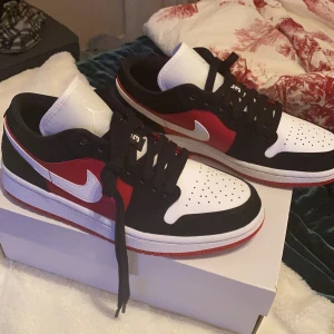 Jordan air 1 gym low red/ white/ black - Har använt de en gång men de är lite för små tyvärr. De är i helt nytt skick med inga fläckar eller creases. De är i storlek 39, äkta och köpta för 1700kr. (Kvitto och låda ingår)(köparen står för frakt). Skriv om ni har frågor eller om ni vill köpa! ❤️