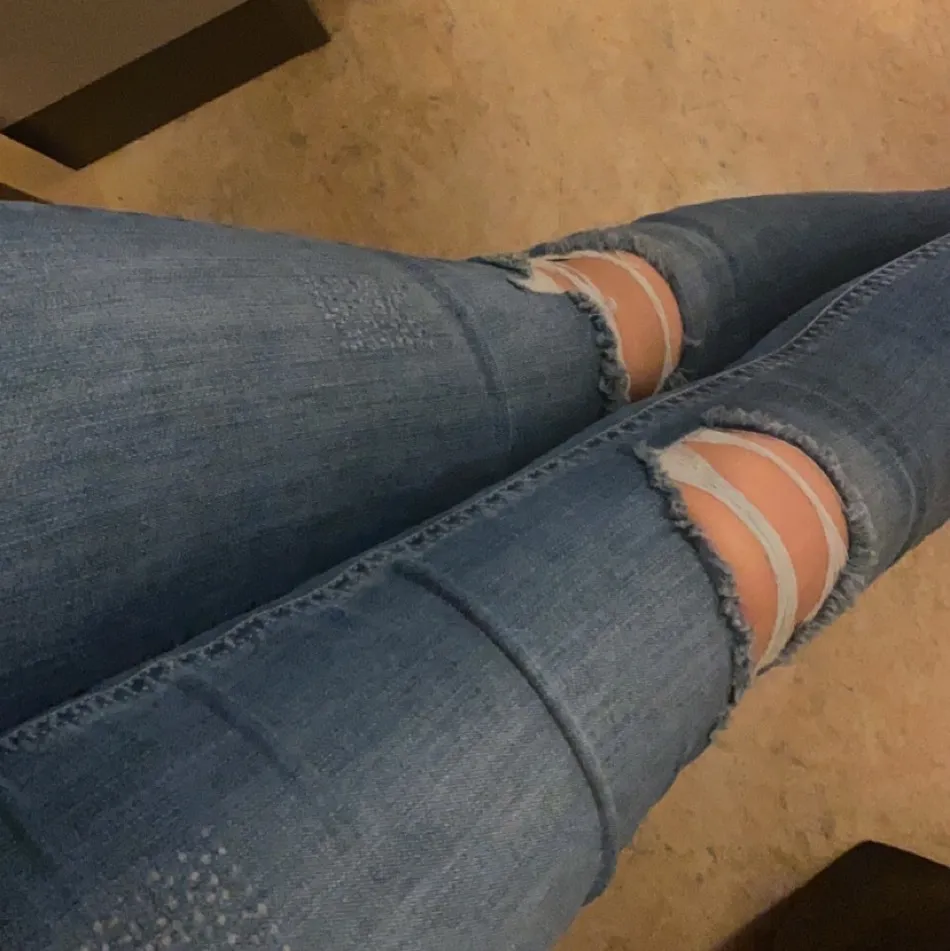 Högmidjade jeans från nakd aldrig använda. Slitningar och hål i dem.. Jeans & Byxor.