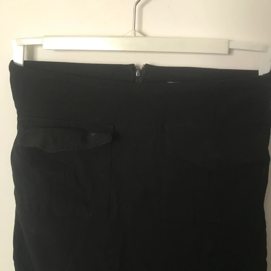 En lång, tajt, högmidjad svart kjol - 90