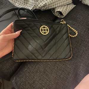 Svart väska  - Svart liten väskan fint skick bra fest väska 