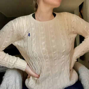 Beige Ralph lauren - Super mysig tröja, stickad från Ralph lauren. Super bra kvalite och fåtal använd