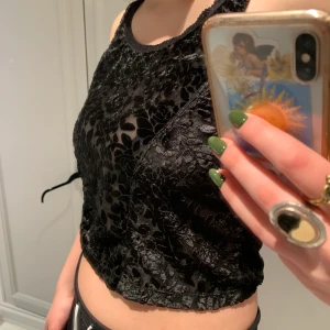 Svart linne - Svart linne med sammetsdetaljer och superfina sömmar som är lite korsettliknande💞 Passar Xs- M beroende på önskad passform