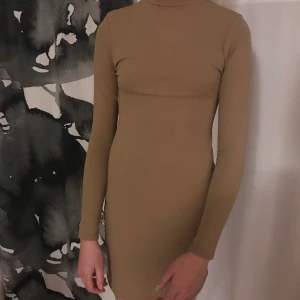 Beige klänning - Säljer denna fina klänning då den är för liten på mig. Superfin i färgen och helt oanvänd med prilappen kvar på. Frakt tillkommer på 66kr🥰✨