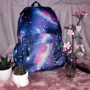 En ryggsäck med temat ”rymden”