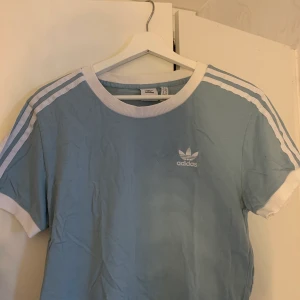 Adidas - Adidas tshirt lite skrynklig annars bra skick! Strl S. 100 kr eller bud.