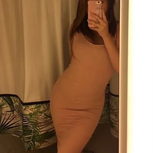 Rosa Långklänning  - Rosa långklänning från Pull & Bear. Säljes pga garderob rensning. Går ner nedanför knäna. 