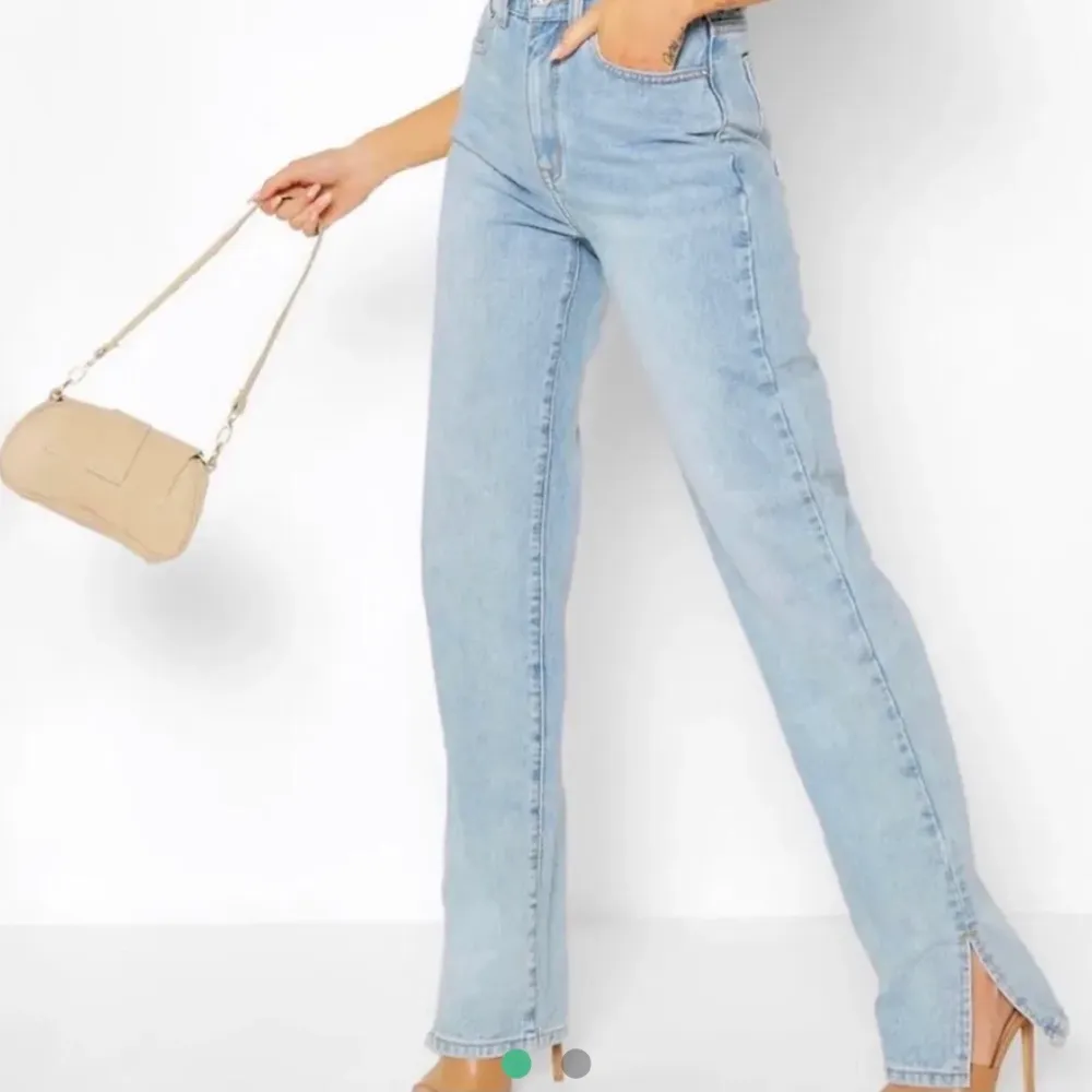 Säljer dessa populära jeans från boohoo som är slutsålda på hemsidan. De är i nyskick då jag bara provat de och insett att de var lite för stora. De är högmidjade och har en slits nere vid varje ben. Kan fraktas eller mötas upp i Uppsala! (Bild 1 och 2 lånade bilder) tveka inte att höra av er! . Jeans & Byxor.