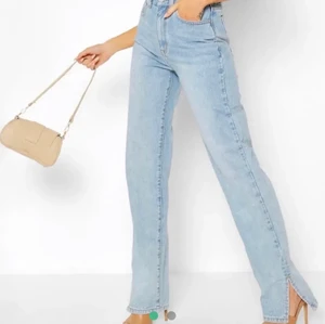 Ljusblåa jeans - Säljer dessa populära jeans från boohoo som är slutsålda på hemsidan. De är i nyskick då jag bara provat de och insett att de var lite för stora. De är högmidjade och har en slits nere vid varje ben. Kan fraktas eller mötas upp i Uppsala! (Bild 1 och 2 lånade bilder) tveka inte att höra av er! 