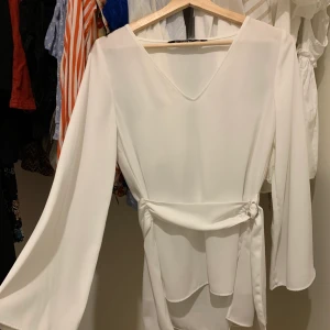 Zara blus. Passar för alla tillfällen  - Vit blus från Zara. Den är som nu då den bara har använt ett fåtal ggr. Blusen passar perfekt i alla tillfällen. I vardag som på fest 💃🏻 Och högsta bud gäller.