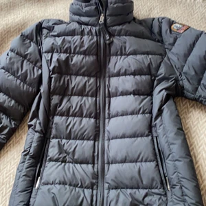 parajumper jacka ! - Säljer nu min sjukt snygga parajumper dunjacka. Denna är så sjukt snygg och sitter super bra och formar sig efter kroppen. Den är köpt ifrån kids brand store och nypris är 3299kr. Har använt jackan ca 5 gånger och säljer nu för den blivit förliten. Storleken är ”16 år” vilket motsvarar en xs-M! Dm för intresse och fler bilder. Jackan är svart !