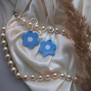 Handgjorda Blå Blommor Örhängen - Handgjorda örhängen i polymer lera, krok i 925 sterling silver🥰 Blomman är 2cm. 