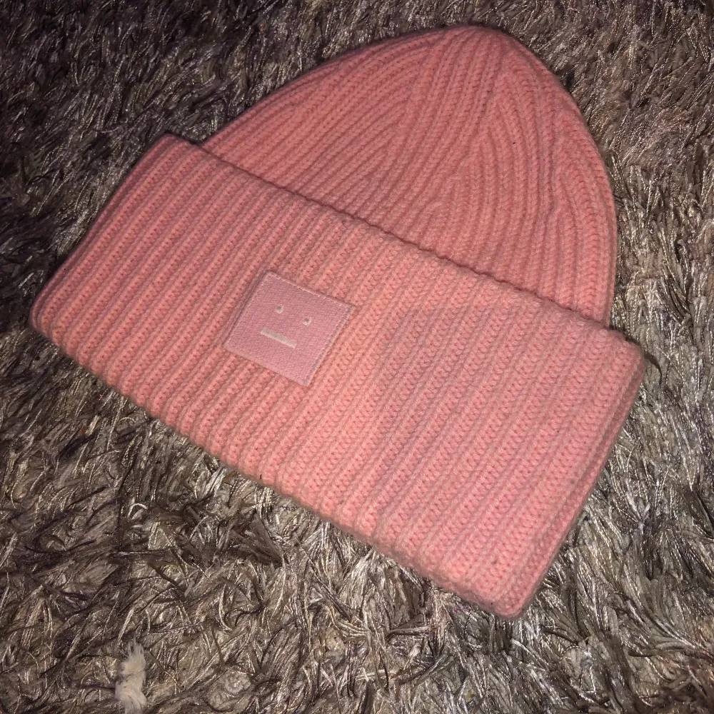 Säljer min rosa acne mössa pga inte använder längre , buda!. Accessoarer.