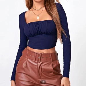 💙 topp - Provade den 1 gång och insåg att det inte var min still alls, så tror den skulle säkert passa någon av er bättre💙.               (Plagget kommer komma på samma sätt som när man beställer från Shein)