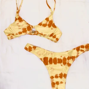 Bikini - Oanvänd bikini med justerbara band, från Shein. Överdelen är i storlek S & underdelen är i M.