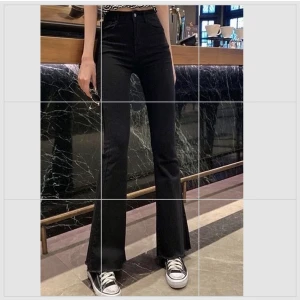 Bootcut jeans - Svarta bootcut jeans från dr denim. Passar mig med s/m jättebra, jag är 175❤️ frakt tillkommer 