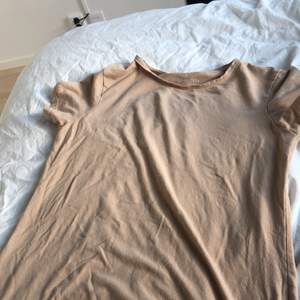 Säljer en beige vanlig t-shirt från primark. Jag säljer pga har för många likadana och håller på att rensa yt kläder, nästan aldrig använt och inga fläckar alls 🤍🤍