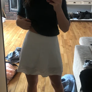 Kjol - En helt vanlig basic vit kjol som passar till allt! ❤️