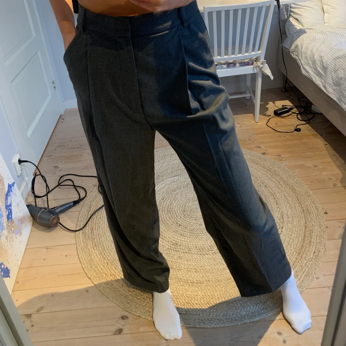 Gråa kostymbyxor från Zara - 90