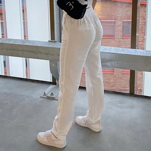 Nike Air force - Super fräscha Nike Air force🤍✨, använda under sommaren endast. Därav använt skick men med ett var nya snören så kommer de se som nya ut! De är alltså inte målade av mig utan är så från Nike, köpta på JD sports. Frakt (köparen står för den) eller mötas upp i Sundsvall.