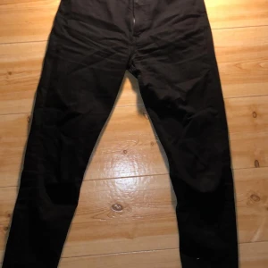 Svarta girlfriend jeans i storlek 25/36 - Svarta girlfriend jeans (liknade modell som mom jeans) ifrån bikbok. Jeansen har används 3-4 gånger och är i ett väldigt bra skick. Byxorna är i storlek 25 som motsvarar ungefär 34/36. Köpta för 500 men sänker då jag verkligen inte använder dom längre!