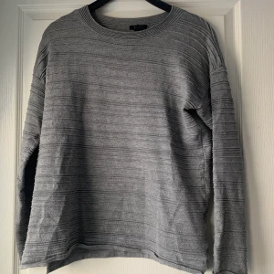 Grå tröja  - En fin grå tröja, väldigt skön! 